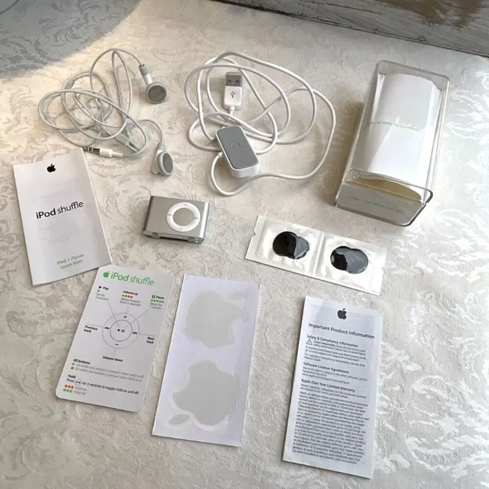 Apple Silver Ipod shuffle 2nd generation with box and all pieces 2006 engraved